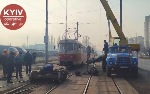 На Троещине в Киеве у трамвая на ходу отвалились колеса