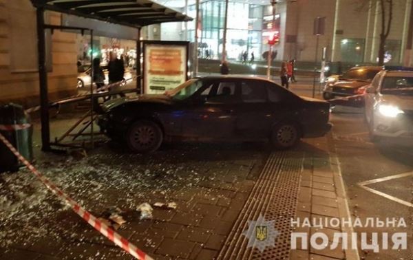 Во Львове водитель без прав въехал в остановку, есть пострадавшие