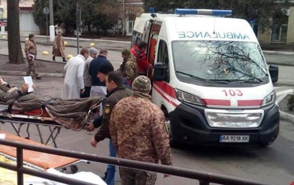 В Киев авиацией доставили раненых с Донбасса
