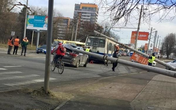 Во Львове два бетонных столба рухнули на троллейбус и авто